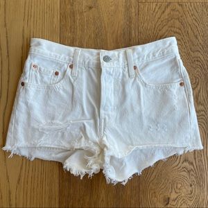 Levi’s 501 high-waisted white denim shorts 🤍